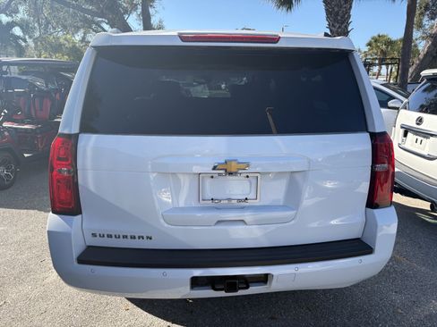 Used 2018 Chevrolet Suburban LT image 6