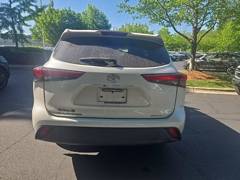 Used 2023 Toyota Highlander XLE AWD/4WD image 15