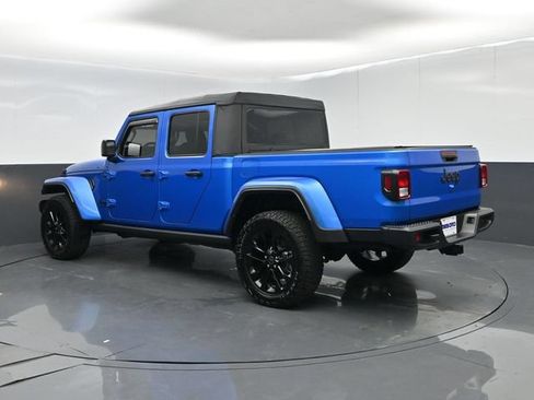 Used 2025 Jeep Gladiator Sport AWD/4WD image 6