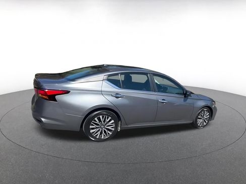 Used 2025 Nissan Altima 2.5 SV FWD image 15