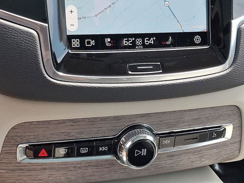 Used 2023 Volvo XC90 B6 Plus image 18