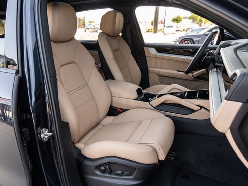 Certified 2025 Porsche Cayenne S AWD/4WD image 44