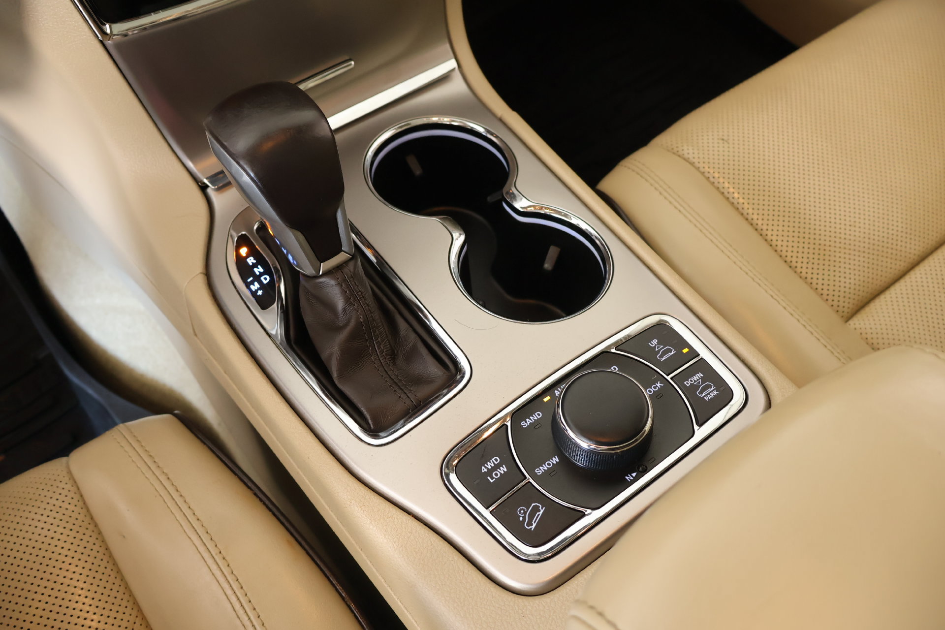 Used 2019 Jeep Grand Cherokee Overland AWD/4WD image 9