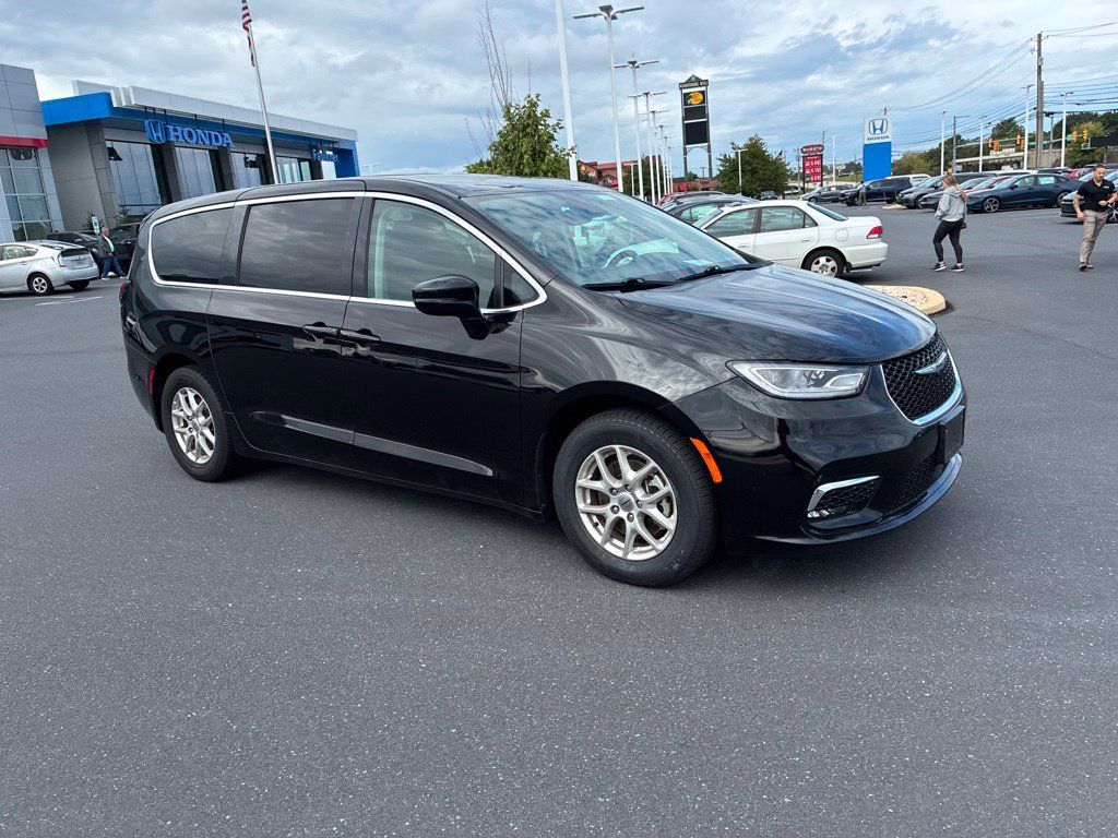 Used 2024 Chrysler Pacifica Touring-L FWD image 3