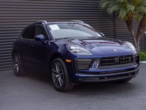 Certified 2026 Porsche Macan AWD/4WD image 6