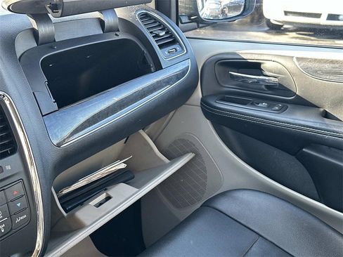 Used 2015 Chrysler Town & Country Touring-L w/ Driver Convenience Group image 34