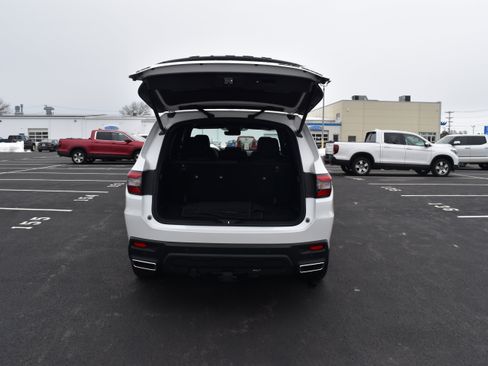 Certified 2025 Honda Pilot Black Edition image 9