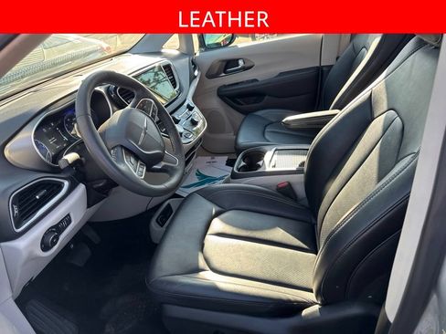Used 2024 Chrysler Pacifica Touring-L FWD image 5