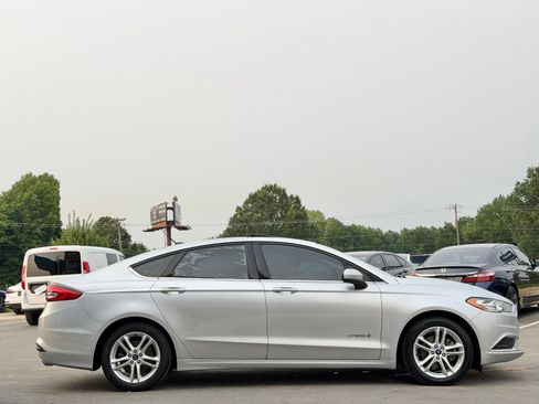 Used 2018 Ford Fusion SE FWD image 8