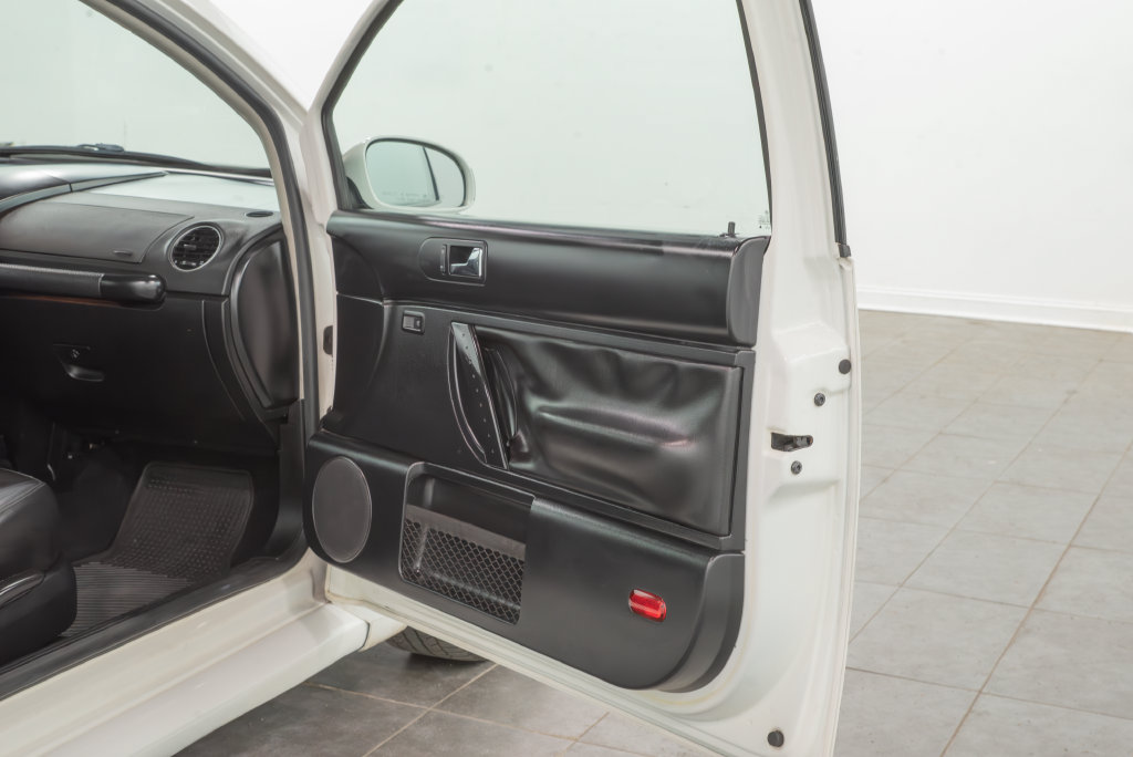 Used 2010 Volkswagen Beetle Coupe FWD image 14