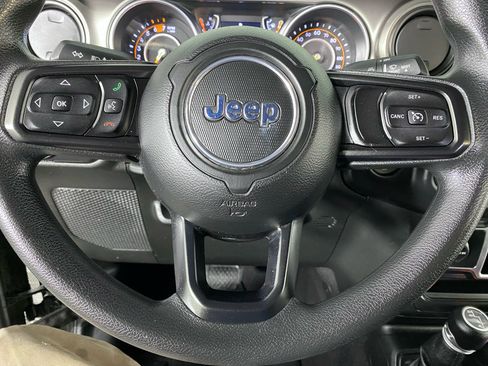 Used 2018 Jeep Wrangler Sport AWD/4WD image 3