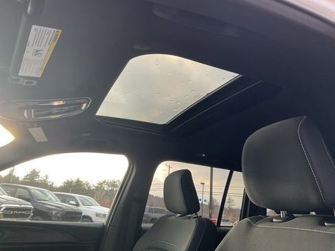 Used 2025 Jeep Grand Cherokee Laredo X image 31