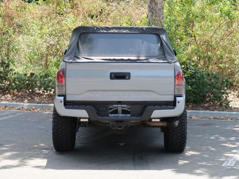 Used 2021 Toyota Tacoma TRD Off-Road w/ Technology Package AWD/4WD image 10