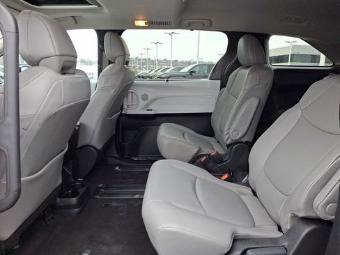 Certified 2025 Toyota Sienna XLE image 10