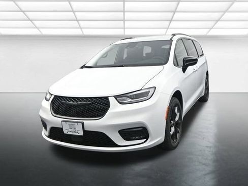 New 2026 Chrysler Pacifica Select w/ S Appearance Package image 4