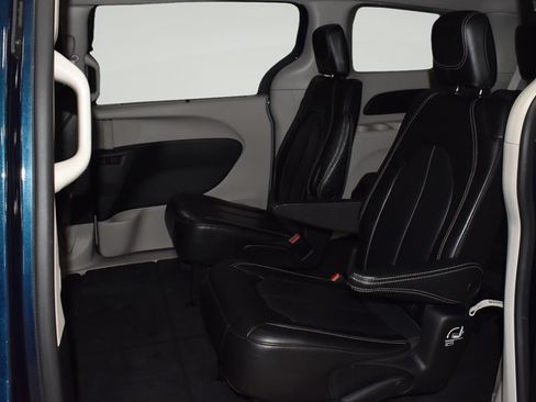 Used 2023 Chrysler Pacifica Touring-L FWD image 34