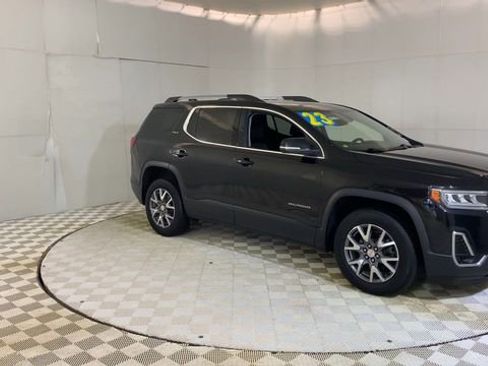 Used 2023 GMC Acadia SLT w/ Preferred Package image 2