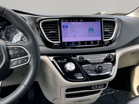 Used 2023 Chrysler Pacifica Touring-L FWD image 6