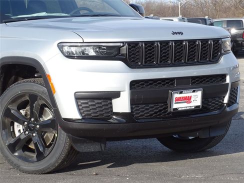 Used 2025 Jeep Grand Cherokee L Altitude image 2