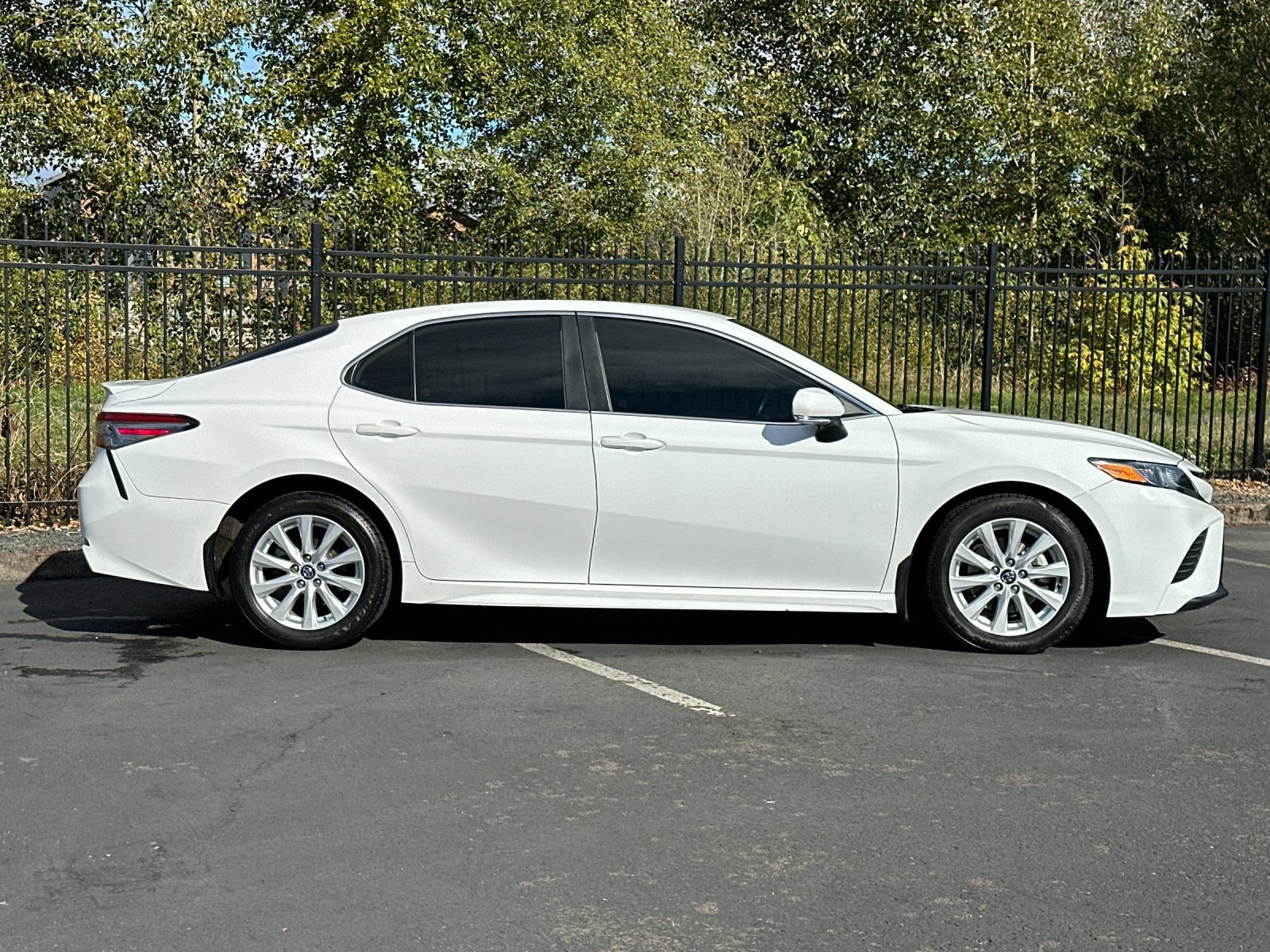 Used 2019 Toyota Camry SE FWD image 3