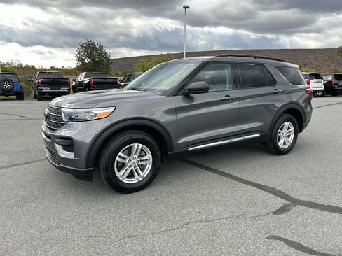 Used 2023 Ford Explorer XLT image 3