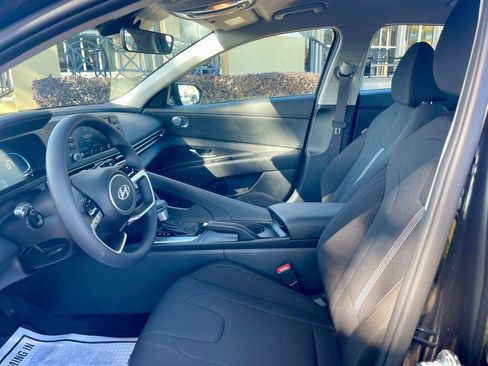 Used 2025 Hyundai Elantra SE image 10