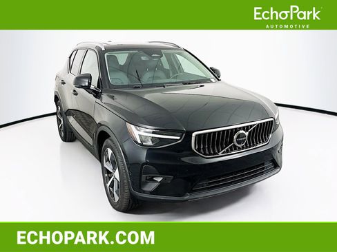 Used 2025 Volvo XC40 B5 Plus AWD/4WD image 1