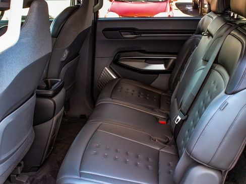 Used 2025 Kia EV9 Wind image 35