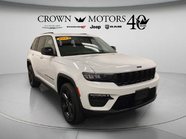 Used 2023 Jeep Grand Cherokee Limited w/ Black Appearance Package AWD/4WD image 9
