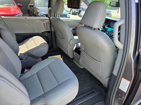 Used 2015 Toyota Sienna XLE w/ XLE Navigation Package image 34