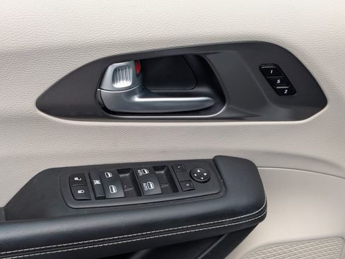 Used 2024 Chrysler Pacifica Touring-L FWD image 20