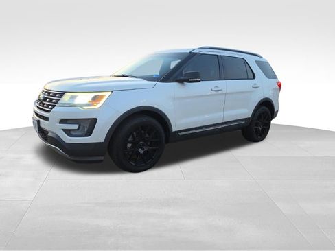 Used 2016 Ford Explorer XLT w/ Equipment Group 202A AWD/4WD image 2