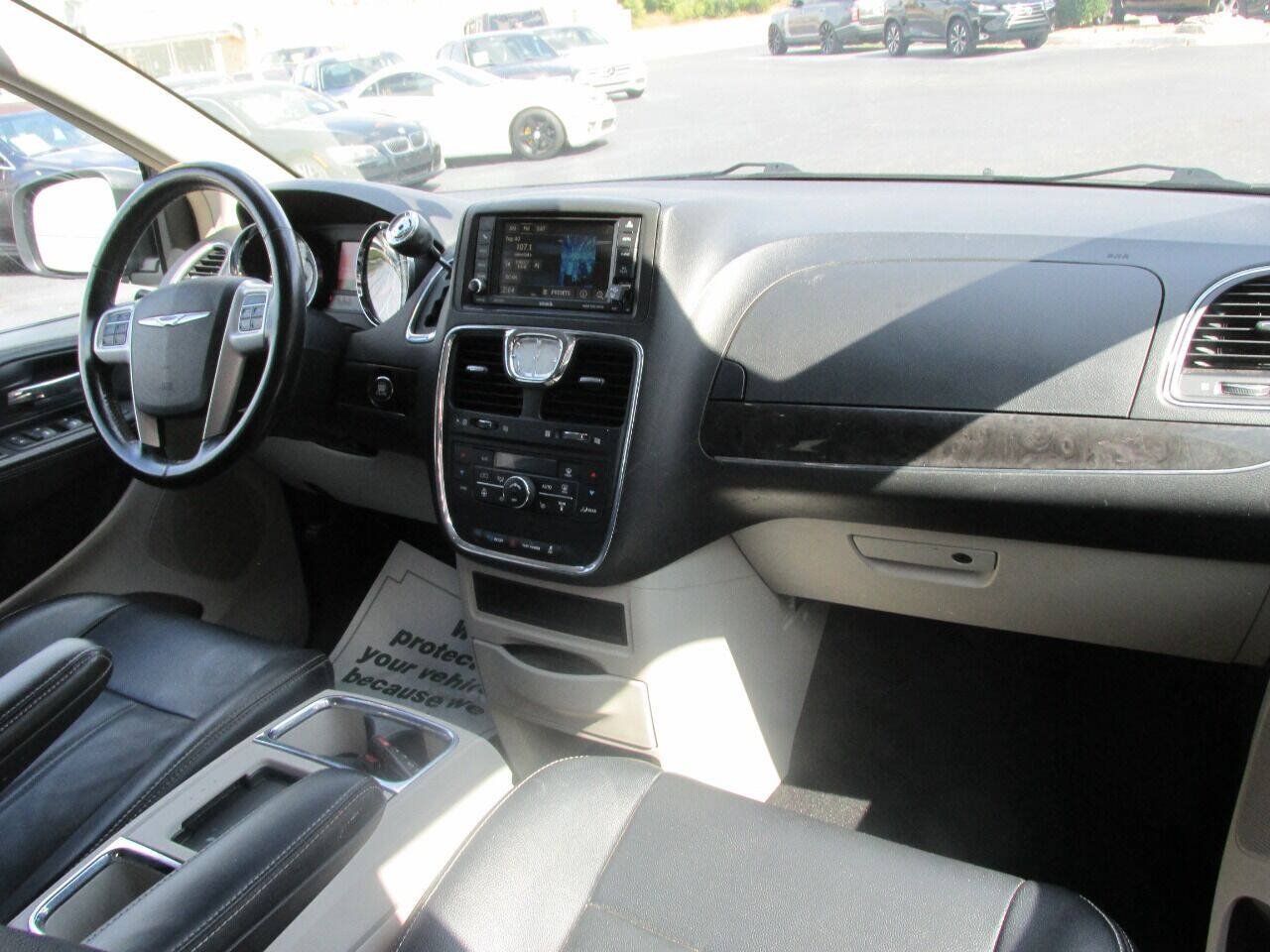 Used 2015 Chrysler Town & Country Touring w/ Driver Convenience Group FWD image 27