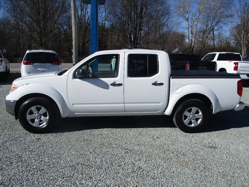 Used 2010 Nissan Frontier SE image 2