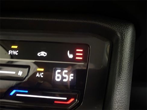 Used 2022 Volkswagen Tiguan SE image 45