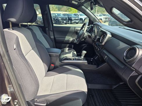 Used 2021 Toyota Tacoma TRD Off-Road w/ Technology Package image 11