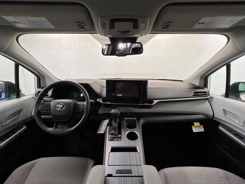 New 2026 Toyota Sienna LE FWD image 9