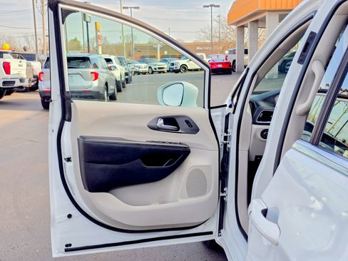 Used 2022 Chrysler Pacifica Touring-L FWD image 28