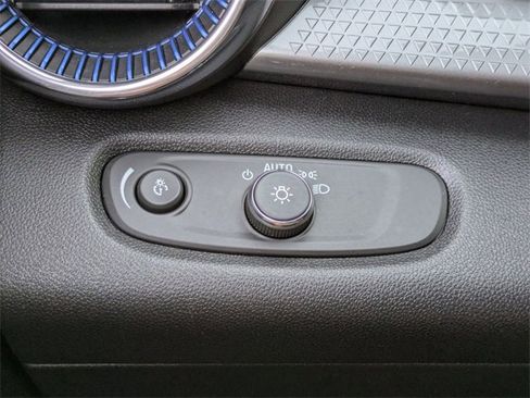 Used 2025 Chevrolet Trax LT w/ LT Convenience Package image 25