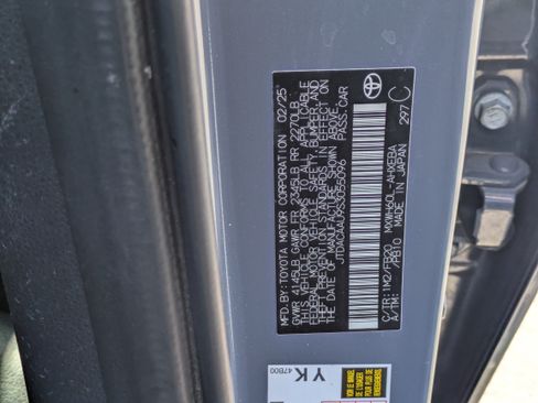 Used 2025 Toyota Prius LE FWD image 30