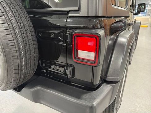 Used 2018 Jeep Wrangler Unlimited Sport S AWD/4WD image 36