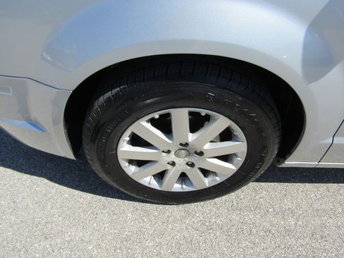Used 2008 Chrysler Town & Country Touring FWD image 9