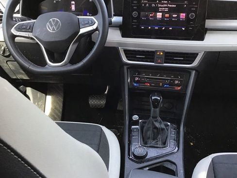 Used 2025 Volkswagen Taos SE image 7