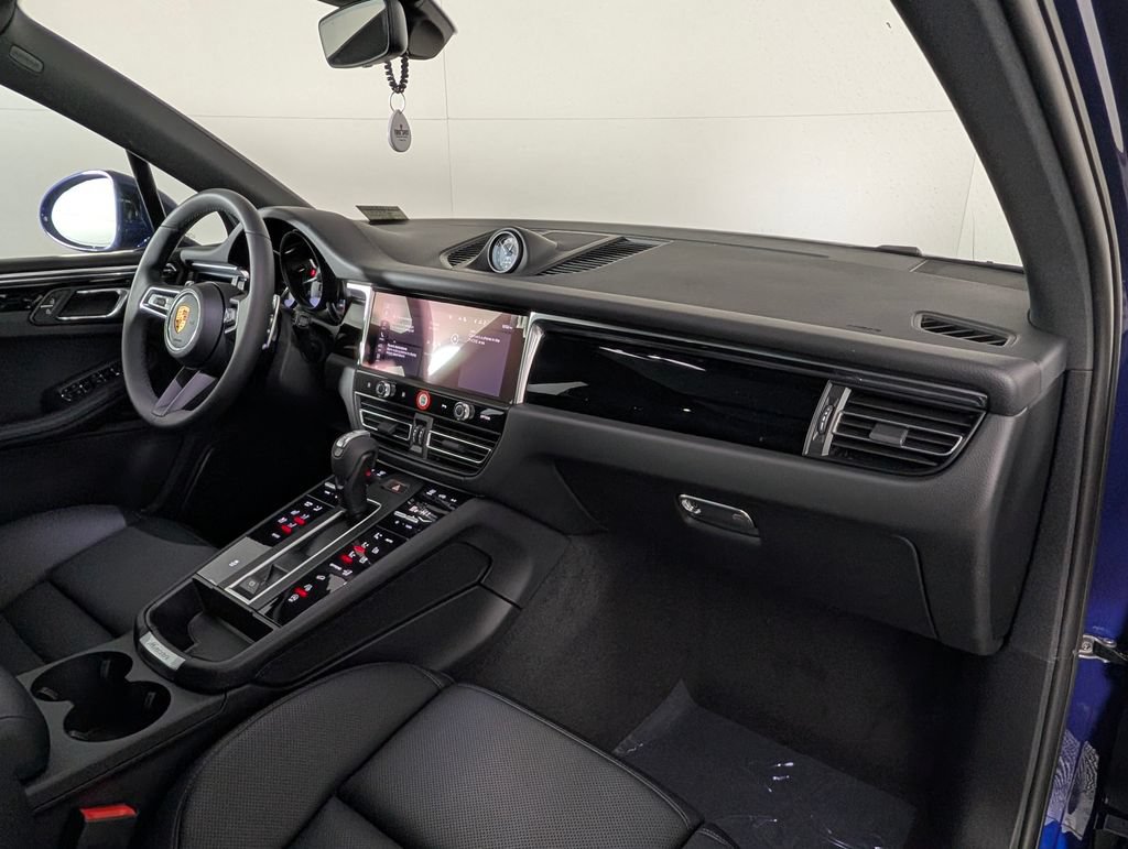 Certified 2026 Porsche Macan AWD/4WD image 19