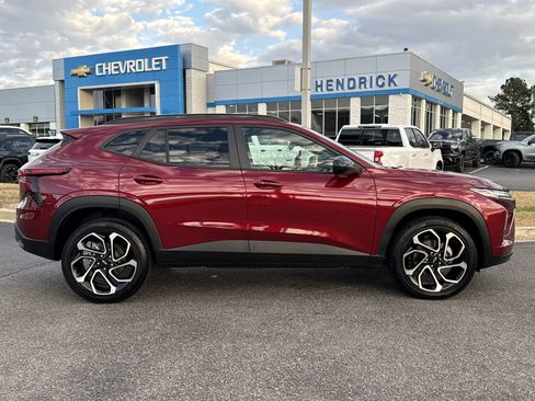 Certified 2025 Chevrolet Trax RS w/ Sunroof Package image 11
