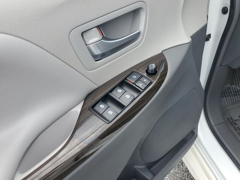 Certified 2018 Toyota Sienna XLE Premium FWD image 22