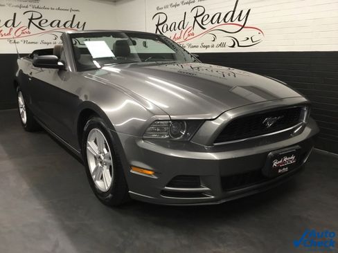 Used 2014 Ford Mustang Convertible image 3