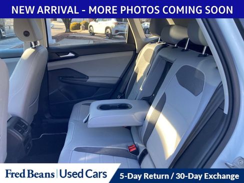Used 2022 Volkswagen Taos SE w/ Panoramic Sunroof Package image 11