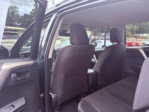 Used 2018 Toyota RAV4 LE FWD image 14
