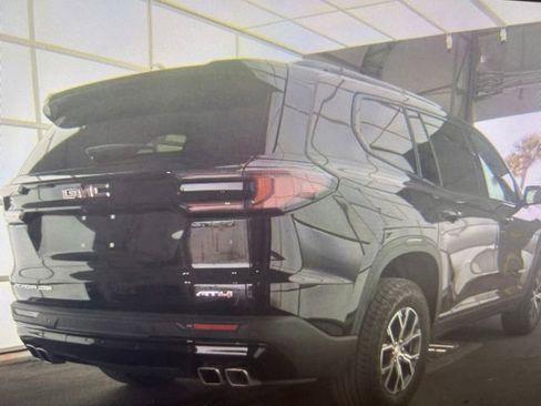 Used 2025 GMC Acadia AT4 w/ Luxury Package AWD/4WD image 2